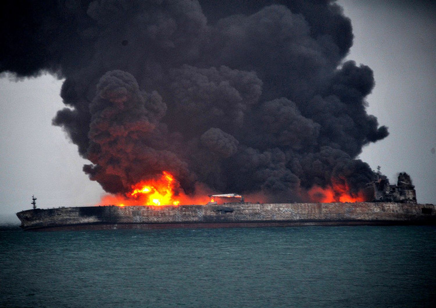 La petroliera iraniana brucia al largo delle coste cinesi meridionali