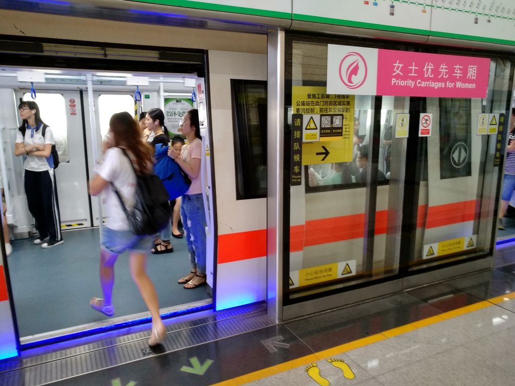 Un vagone della metropolitana di Shenzhen riservato alle donne&nbsp;
