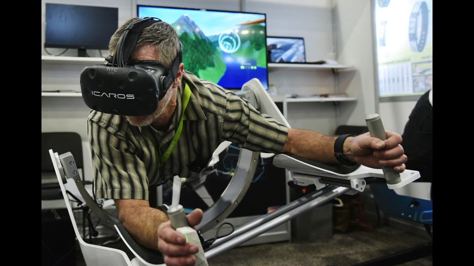 La macchina per esercizi di realt&agrave; virtuale ICAROS. Le macchine consentono all'utente di volare attraverso un ambiente virtuale
