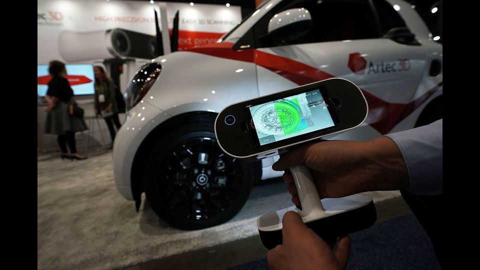 Un'auto &egrave; scansionata dallo scanner 3D professionale intelligente palmare Artec Leo