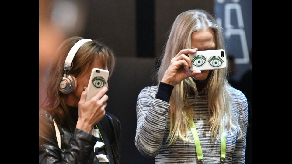 Due ragazze provano delle creazioni durante la fiera del Ces 2018