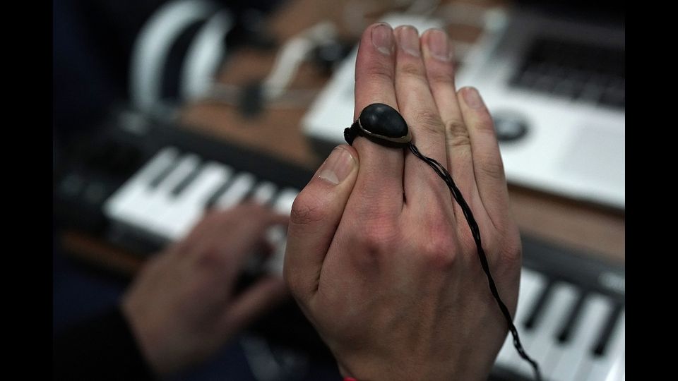 Neova, un anello collegato che migliora gli effetti sugli strumenti musicali con i movimenti delle mani
