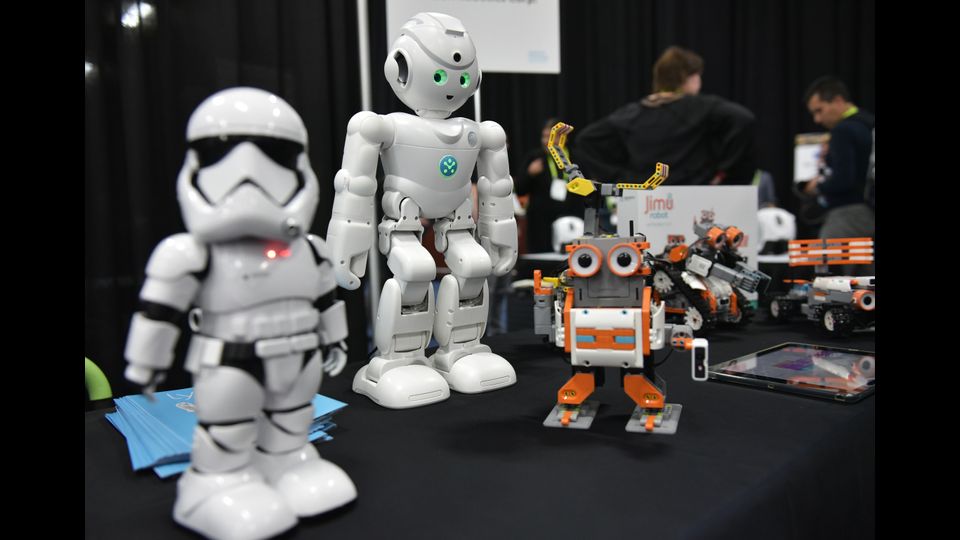 I robot BTECH: primo da sinistra &quot;Stormtrooper&quot; e, al centro, 'Lynx' l'assistente vocale abilitato per Alexa di Amazon