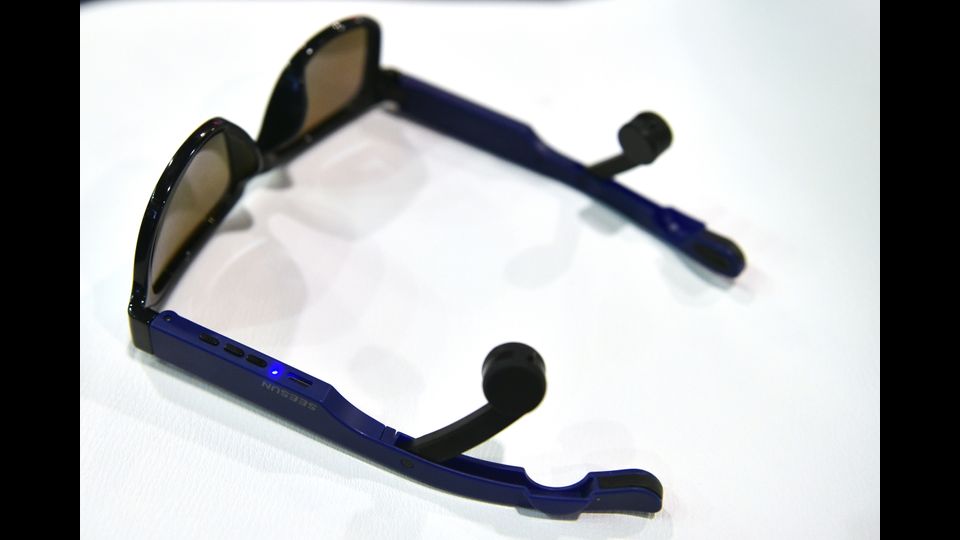 Gli occhiali B: CON che trasmettono musica via bluetooth all'utente tramite conduzione ossea