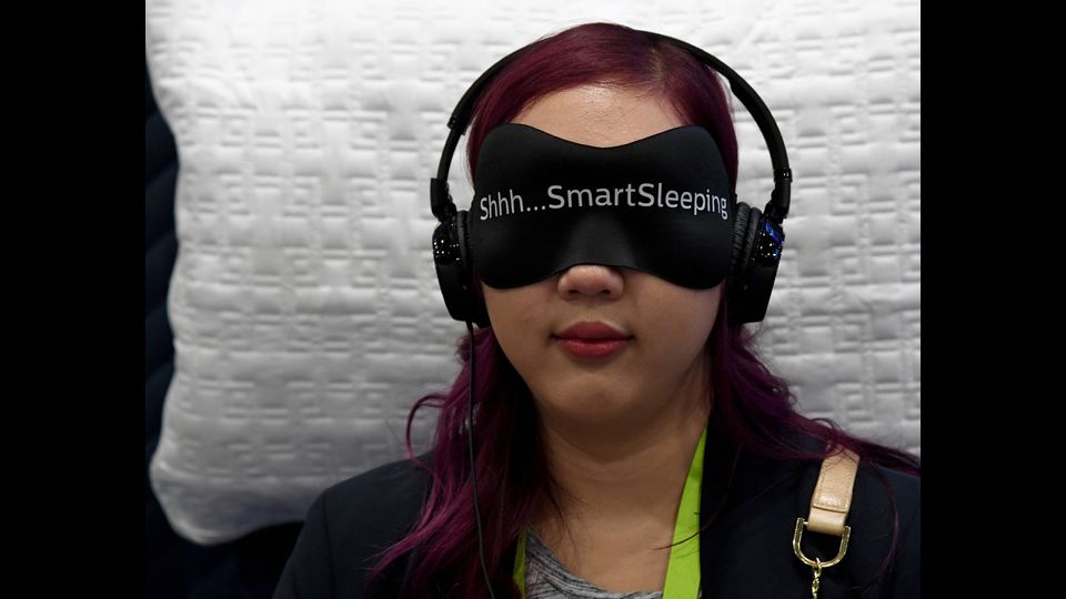 Il sistema di miglioramento del sonno indossabile Philips SmartSleep. Il sistema SmartSleep da include un sensore posizionato dietro l'orecchio dell'utente che rileva quando si entra nel sonno ad onde lente (profondo) e fornisce toni personalizzati per rendere il sonno pi&ugrave; efficiente. L'app mobile SleepMapper spiega le fasi del sonno e offre suggerimenti per migliorare le abitudini&nbsp;