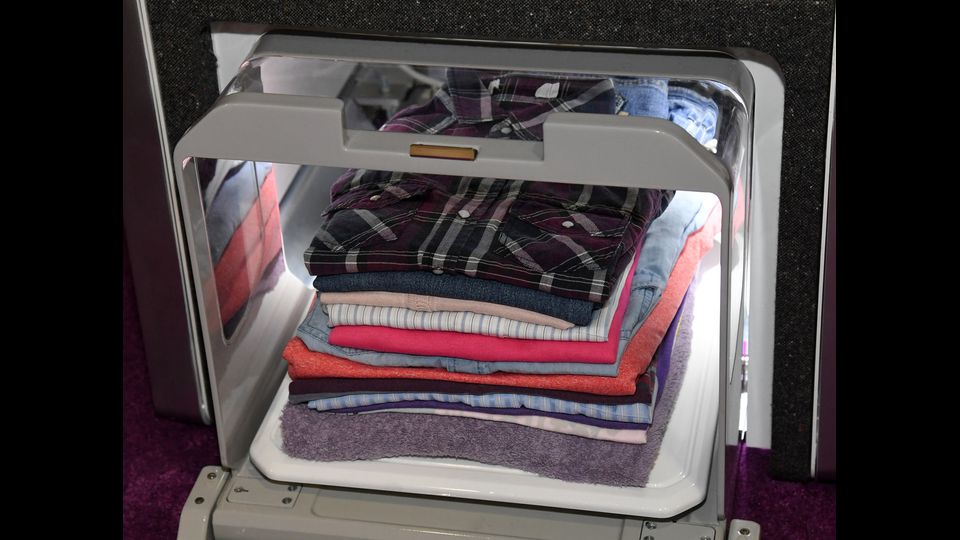 La macchina che piega i vestiti, FoldiMate. La cartella di lavanderia robotizzata pu&ograve; gestire capi di abbigliamento di dimensioni che vanno da un bambino di 4 anni fino a un XXL e pu&ograve; piegare un carico di biancheria in meno di quattro minuti. Dovrebbe essere disponibile alla fine del 2019