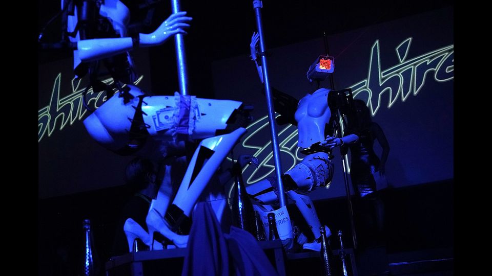 Due &quot;robot stripper&quot;, ballerini erotici robotici si esibiscono in una 'pole dance'