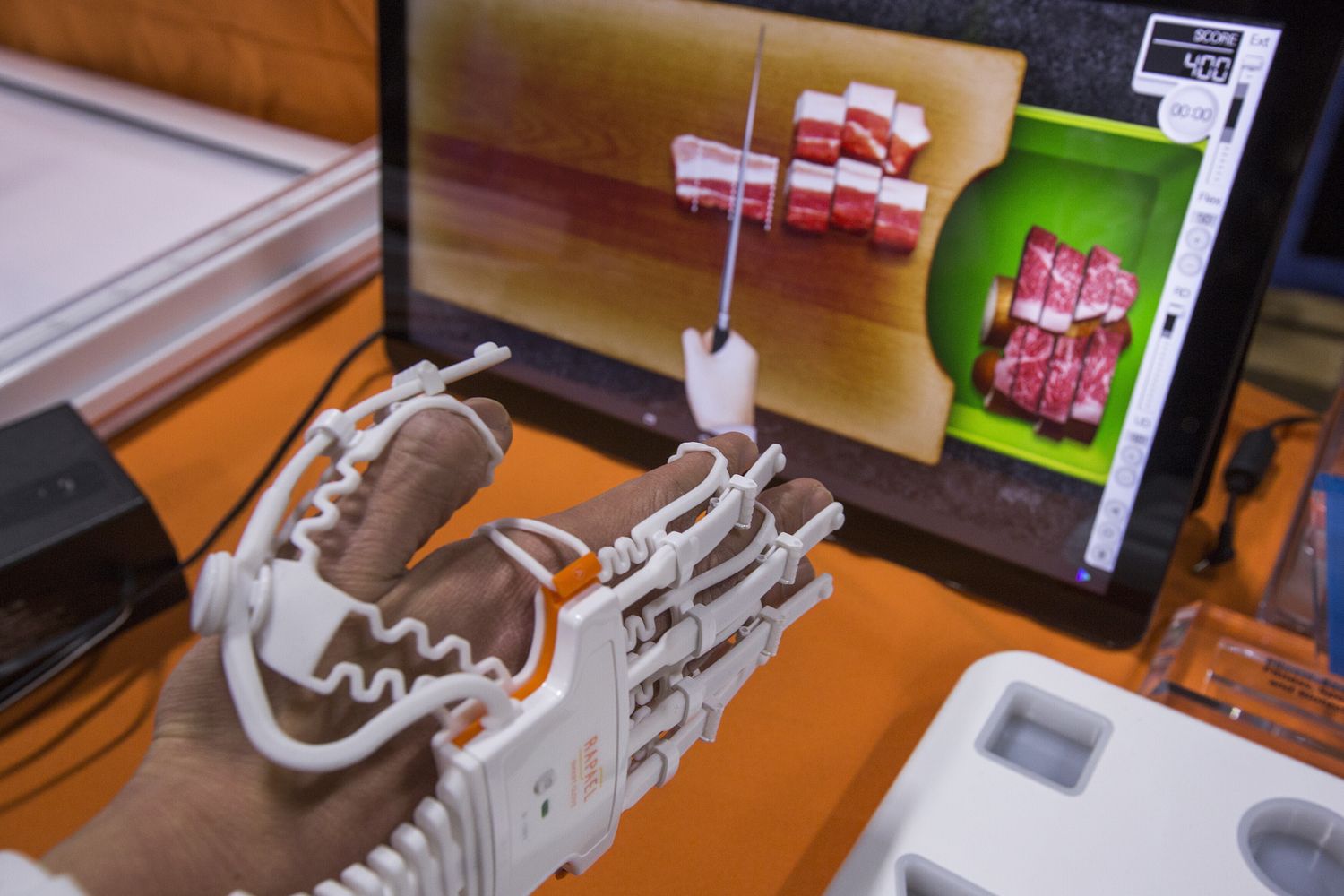 Uno smart guanto RAPAEL, che assiste la riabilitazione per le vittime di ictus