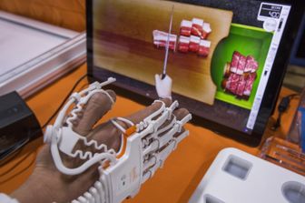 Uno smart guanto RAPAEL, che assiste la riabilitazione per le vittime di ictus