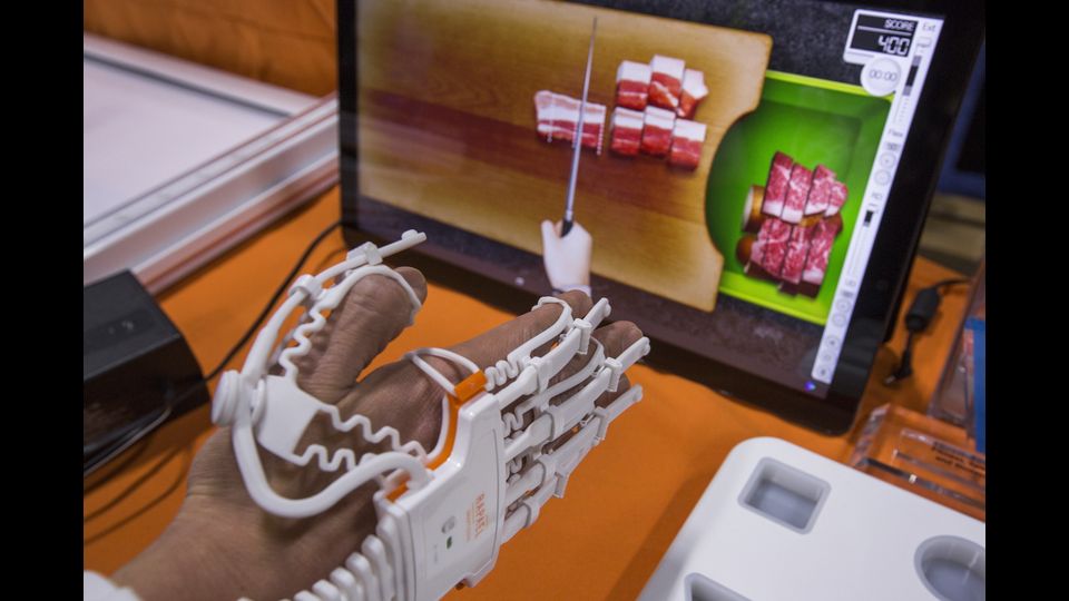 Un guanto 'smart' RAPAEL, per assistere nella riabilitazione di pazienti colpiti da ictus