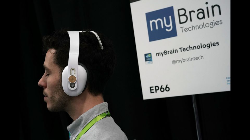 Melomind, un paio di cuffie con quattro sensori elettroencefalografici per monitorare l'attivit&agrave; del cervello