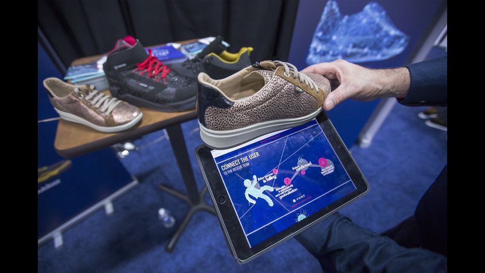 Le scarpe intelligenti E-vone con avviso di caduta&nbsp;