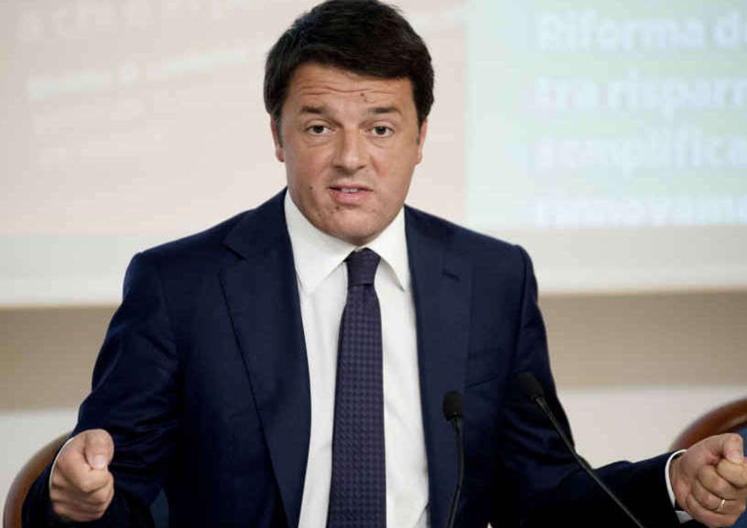 Renzi, meno tasse sul lavoro "Pil 2014 ballera' intorno allo zero"