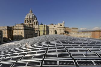 &nbsp;I pannelli solari montati sul tetto dell'aula Paolo VI