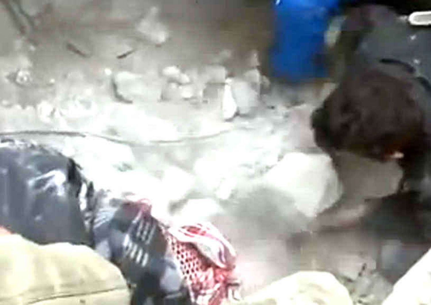 Siria: video-shock, neonato tirato fuori dalle macerie ad Aleppo
