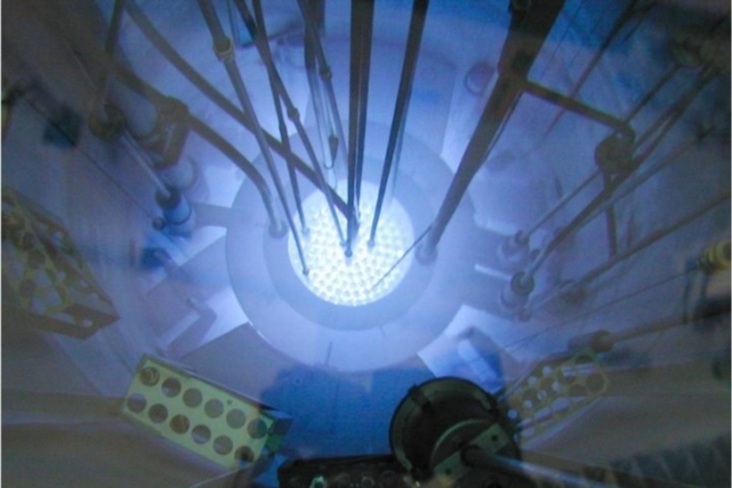 Visione dall&rsquo;alto del nocciolo del reattore TRIGA RC‒1 durante il suo funzionamento, con la caratteristica luce azzurra (luce di Cerenkov)&nbsp;