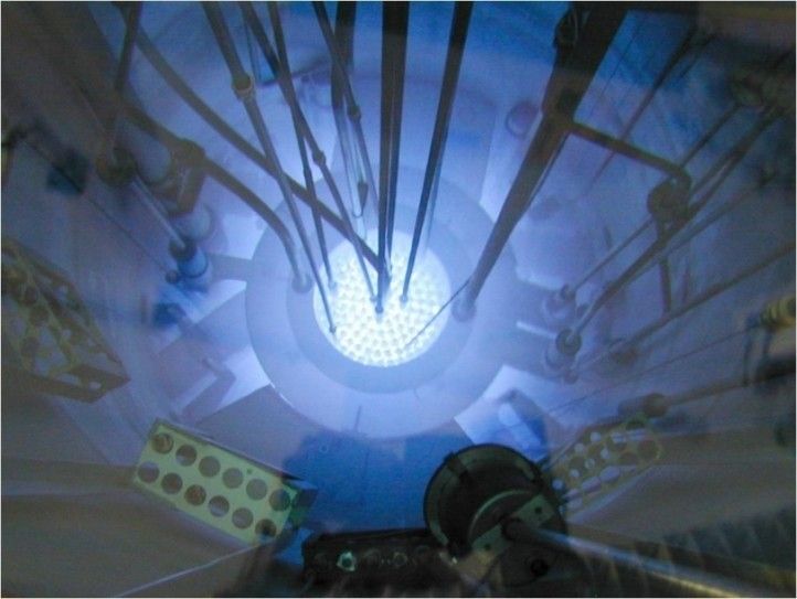 Visione dall&rsquo;alto del nocciolo del reattore TRIGA RC‒1 durante il suo funzionamento, con la caratteristica luce azzurra (luce di Cerenkov)&nbsp;