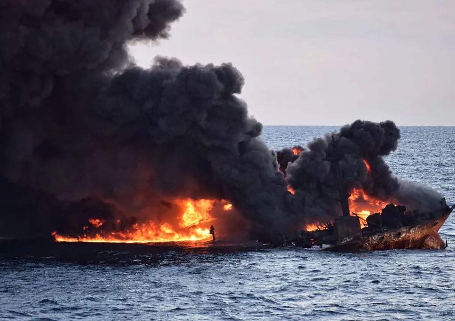 La petroliera 'Sanchi' affonda tra le fiamme