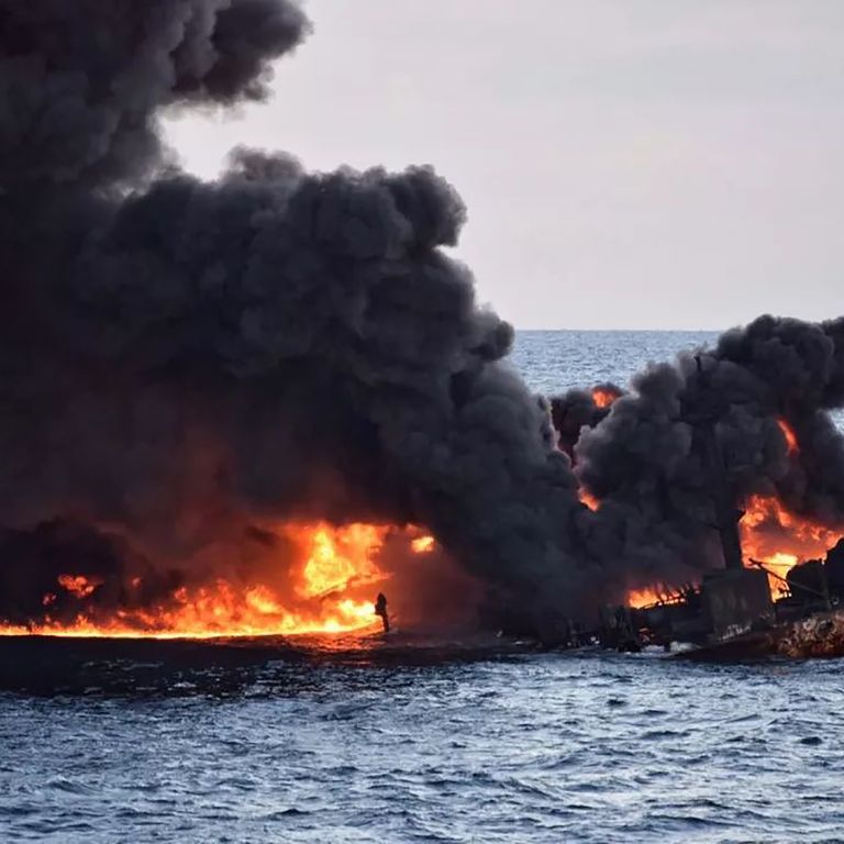 Gigantesche fiamme provenienti dalla petroliera &quot;Shanchi&quot; al largo della costa orientale della Cina. Un funzionario iraniano ha dichiarato che non vi &egrave; alcuna possibilit&agrave; che i 32 membri dell'equipaggio siano sopravvissuti. Si teme disastro ambientale