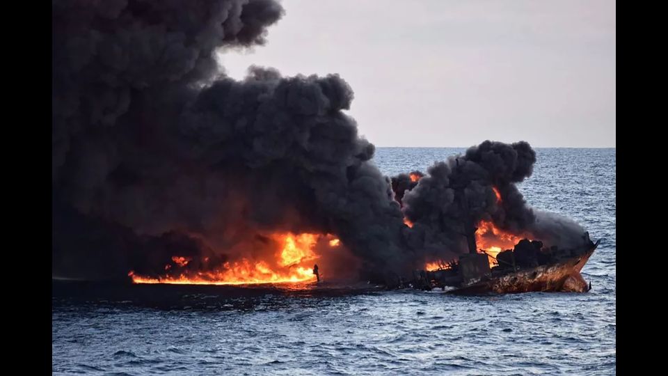 Gigantesche fiamme provenienti dalla petroliera &quot;Shanchi&quot; al largo della costa orientale della Cina. Un funzionario iraniano ha dichiarato che non vi &egrave; alcuna possibilit&agrave; che i 32 membri dell'equipaggio siano sopravvissuti. Si teme disastro ambientale