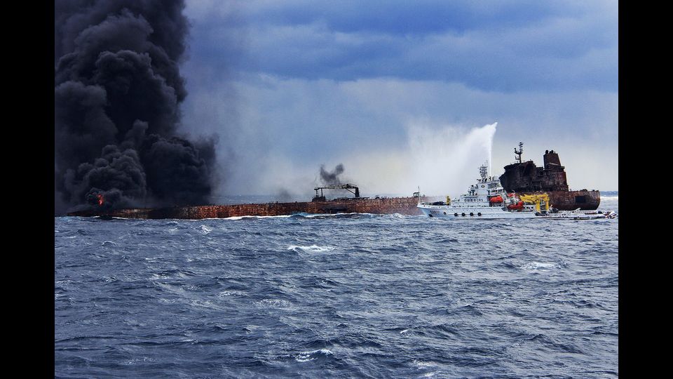 Le operazioni di spegnimento del fuoco della nave antincendio cinese &quot;Donghaijiu 117&quot; sulla petroliera &quot;Shanchi&quot; in fiamme gi&agrave; dai giorni scorsi&nbsp;