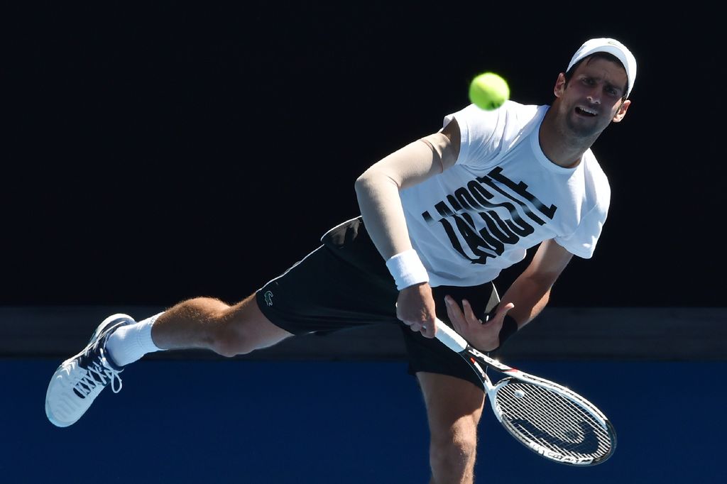 Novak&nbsp;Djokovic durante una sessione di prove libere in vista del torneo di tennis Australian Open a Melbourne