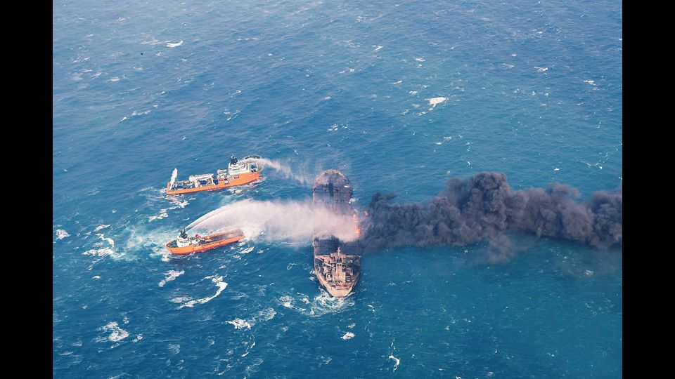 Le fasi delle operazione di spegnimento del fuoco sulla petroliera &quot;Shanchi&quot;