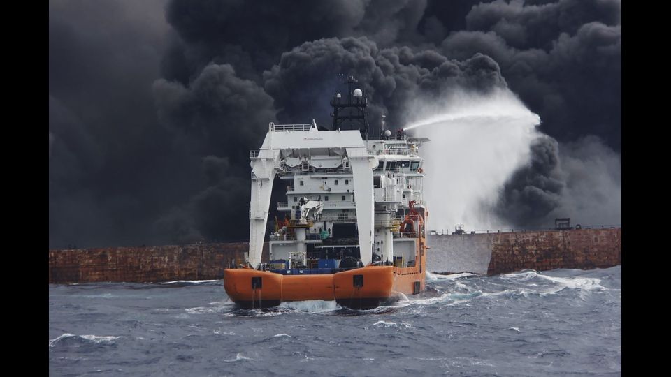La nave di rifornimento offshore cinese &quot;Shen Qian Hao&quot;  spruzza schiuma sulla petroliera &quot;Shanchi&quot; andata a fuoco in mare al largo della costa orientale della Cina