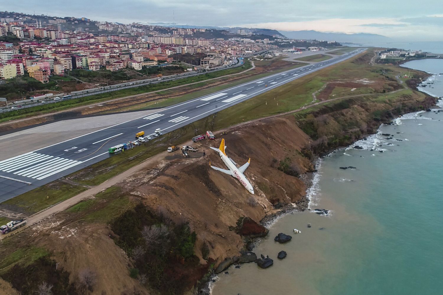 Un aereo della Pegasus Airlines &egrave; scivolato via dalla pista a pochi metri dal mare mentre atterrava all'aeroporto di Trabzon, nel nord della Turchia. Il volo con 168 persone a bordo, era decollato da Ankara in direzione della provincia settentrionale di Trabzon. Non sono state segnalate vittime.