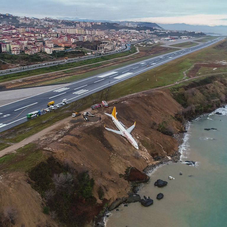 Un aereo della Pegasus Airlines &egrave; scivolato via dalla pista a pochi metri dal mare mentre atterrava all'aeroporto di Trebisonda, nel nord della Turchia. Il volo con 168 persone a bordo, era decollato da Ankara in direzione della provincia settentrionale di Trabzon. Non sono state segnalate vittime.