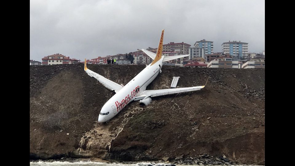 L'aereo della Pegasus bloccato nel fango, i 162 passeggeri e membri dell'equipaggio a bordo sono stati evacuati in sicurezza
