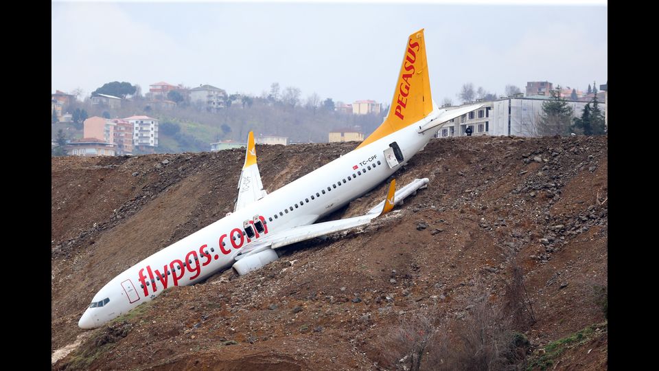 L'aereo della Pegasus bloccato nel fango, i 162 passeggeri e membri dell'equipaggio a bordo sono stati evacuati in sicurezza