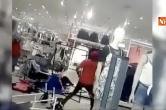 &nbsp;Negozio H&amp;M in Sudafrica saccheggiato per protesta