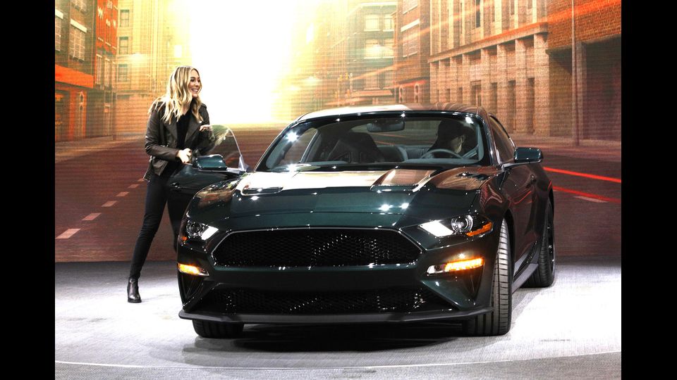 &nbsp;Salone di Detroit 2018. Molly McQueen, nipote dell'attore Steve McQueen, esce dalla nuova Ford Mustang Bullitt 2018 al suo debutto al Salone dell'auto di Detroit