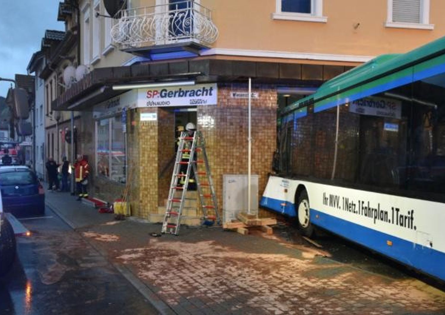 Germania: scuolabus finisce contro abitazione, 20 feriti