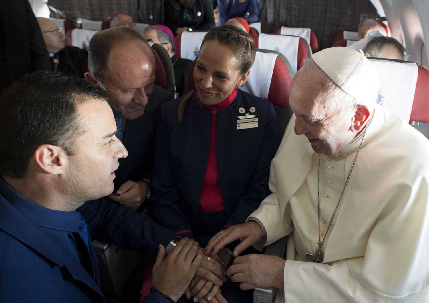 Papa Francesco unisce in matrimonio in aereo coppia assistenti di volo