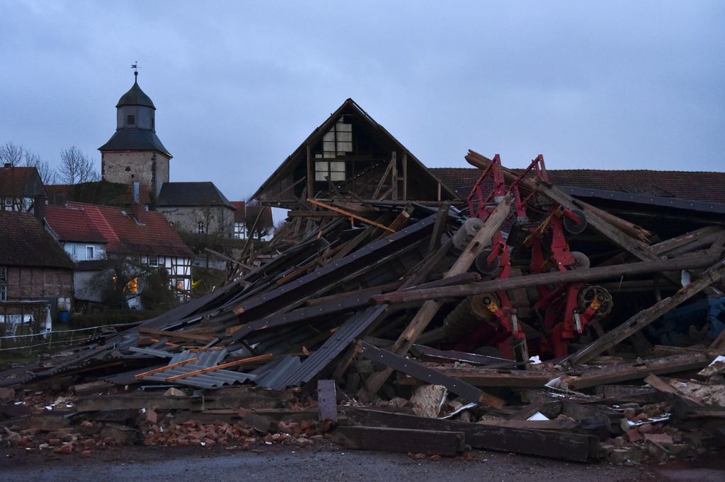 &nbsp;Un capannone agricolo distrutto dal vento in Germania