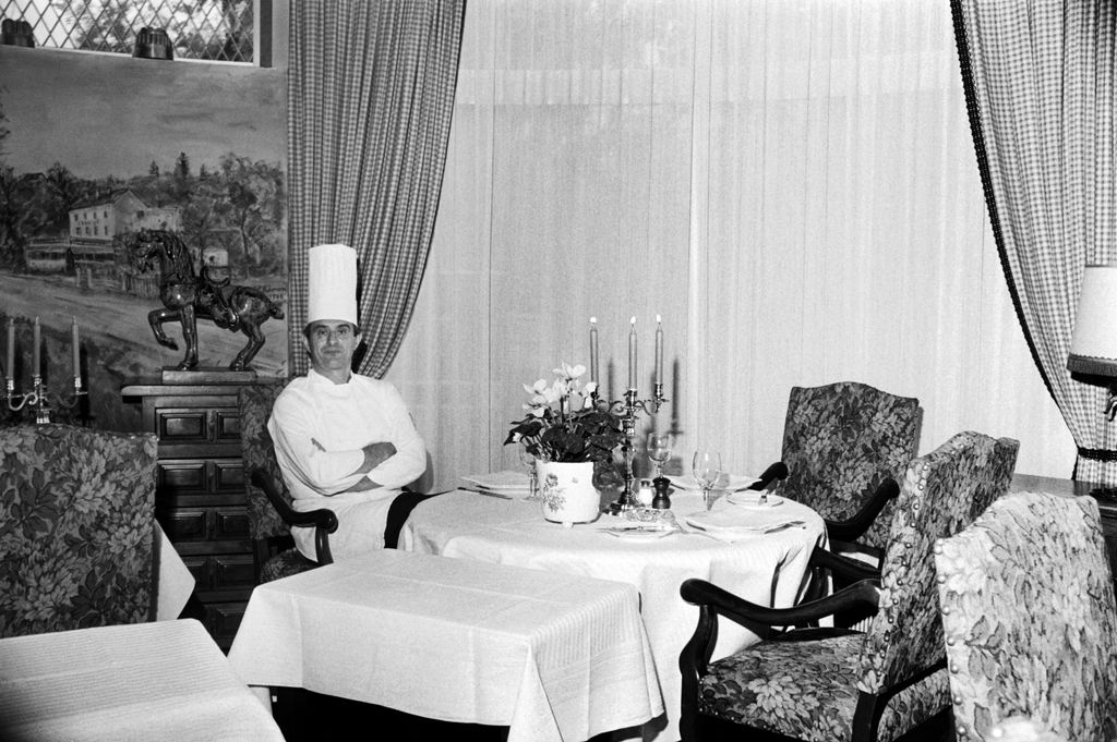 Paul Bocuse nel suo ristorante di Collonges-au-Mont-d'Or nel 1973&nbsp;