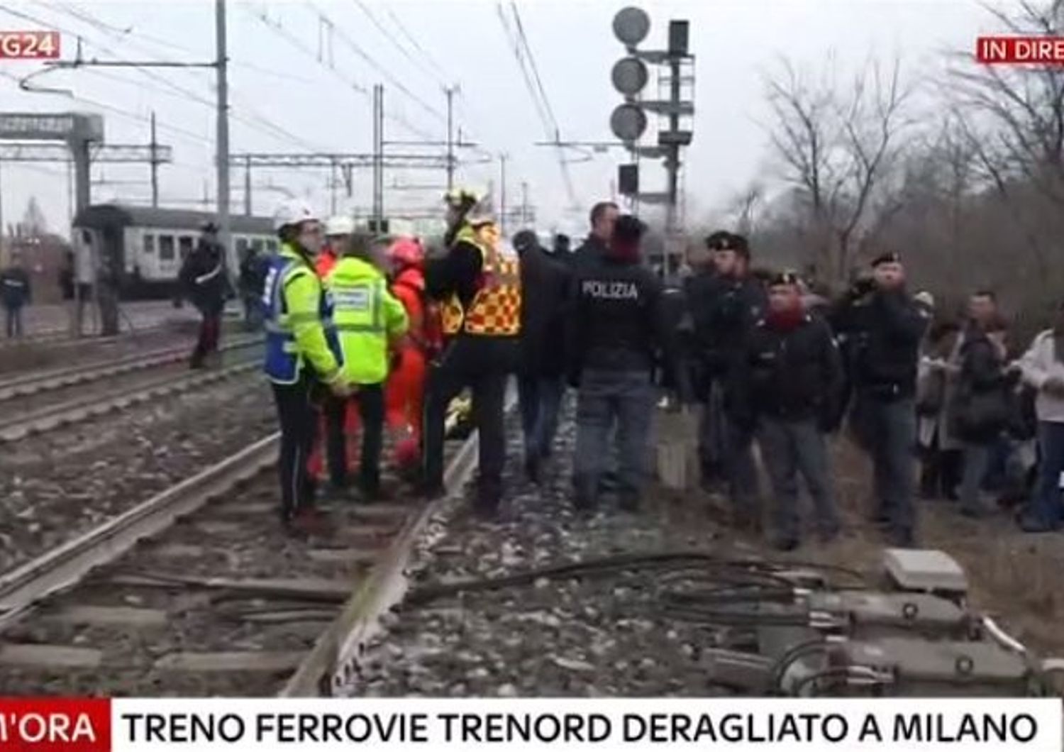 Cede un pezzo di binario e il treno deraglia: tre morti a Milano