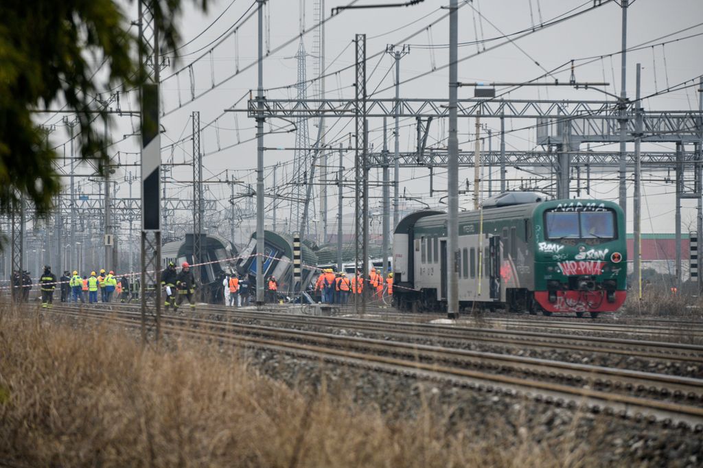 &nbsp; Deragliato un treno tra Segrate e Pioltello, alle porte di Milano. Vigili del Fuoco e Polizia sul posto per le operazioni di soccorso&nbsp;