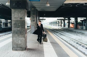 &nbsp;Stazione ferroviaria, un passeggero in attesa del treno