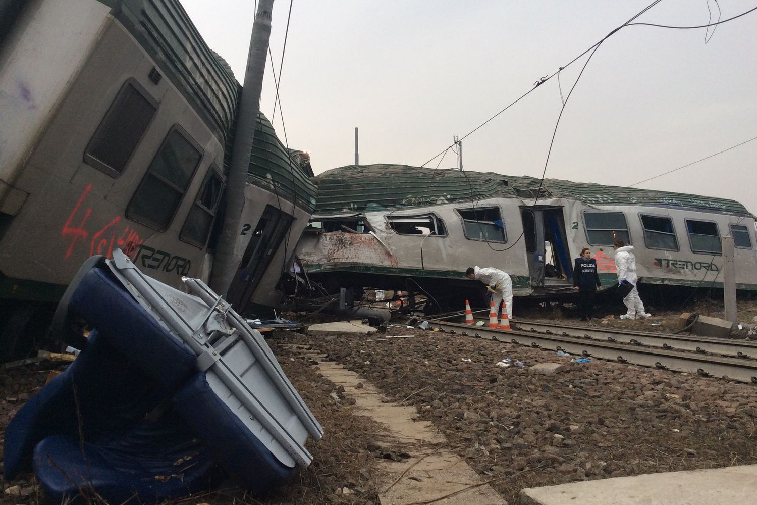 Treno deragliato tra Segrate e Pioltello, polizia scientifica al lavoro (foto Annalisa Cretella &ndash; Agi)&nbsp;