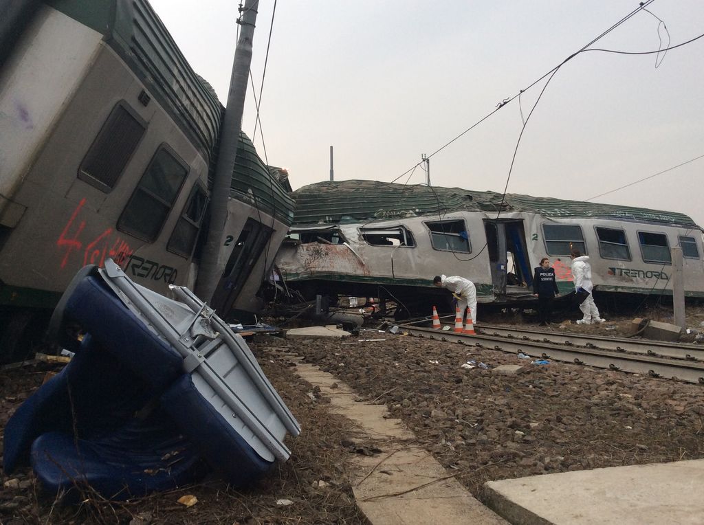 Treno deragliato tra Segrate e Pioltello, polizia scientifica al lavoro (foto Annalisa Cretella &ndash; Agi)&nbsp;