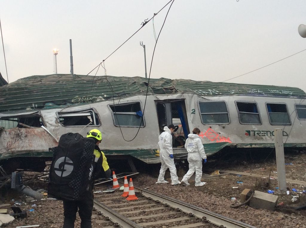 Treno deragliato tra Segrate e Pioltello, polizia scientifica al lavoro (foto Annalisa Cretella &ndash; Agi)&nbsp;