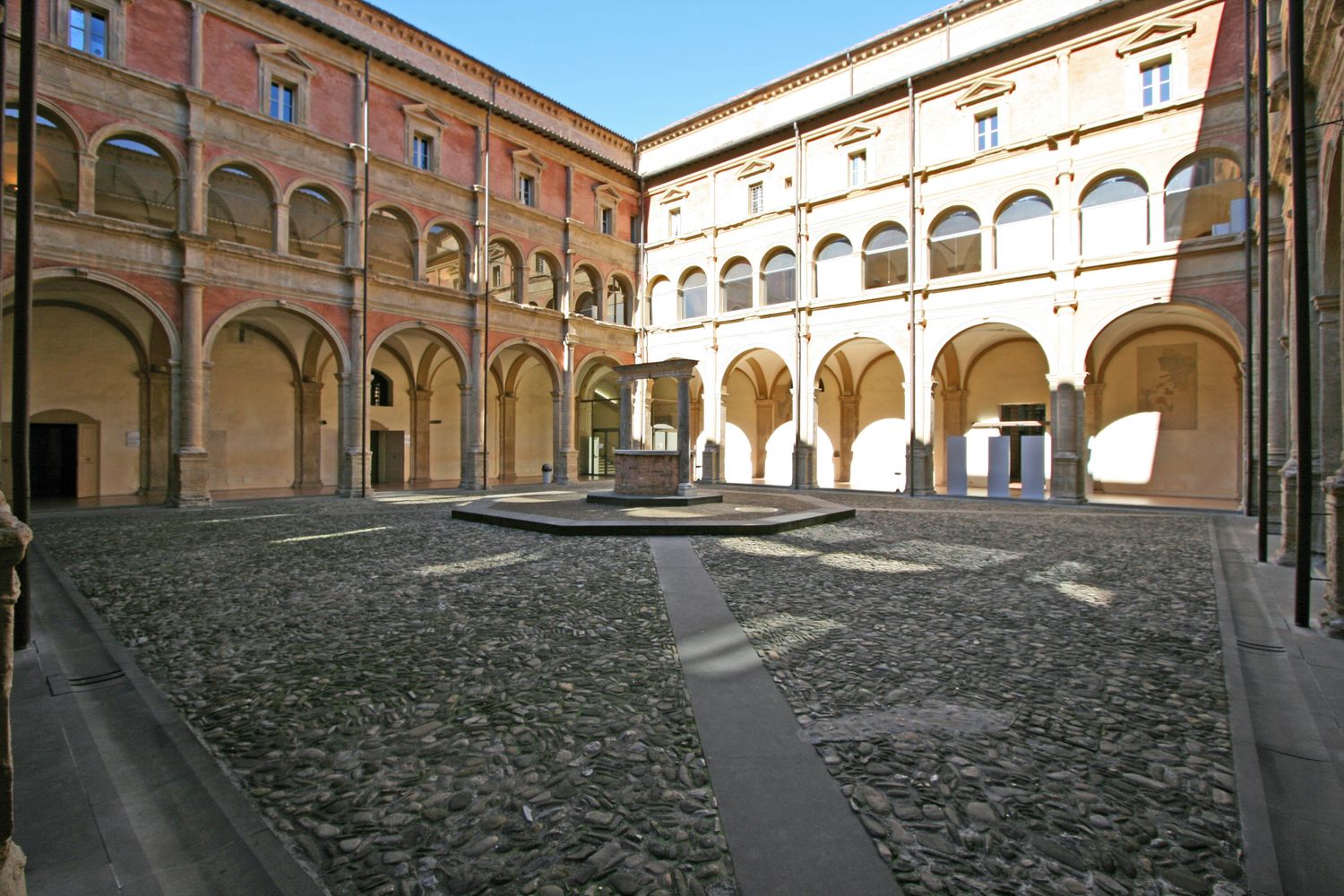 Chiostro di San Giovanni in Monte, gi&agrave; sede del carcere cittadino, ora sede di tre dipartimenti dell'Universit&agrave; di Bologna (Archeologia, Discipline Storiche e Paleografia e Medievistica)