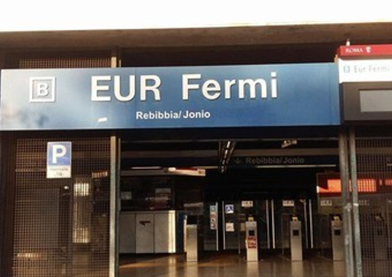 Arrestato l&#39;uomo che ha spinto una donna sotto la metro a Roma