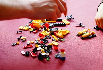 Mattoncini LEGO: origine e storia del gioco divenuto anche complemento  d'arredo