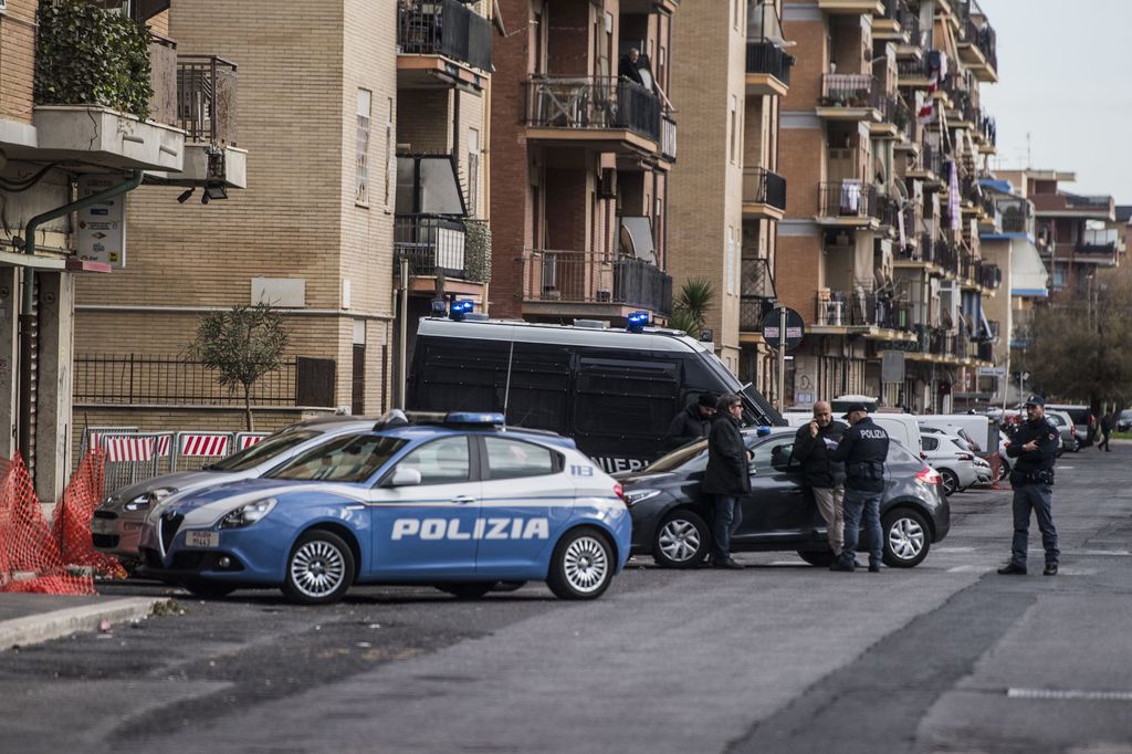 Blitz polizia e carabinieri (AGF)