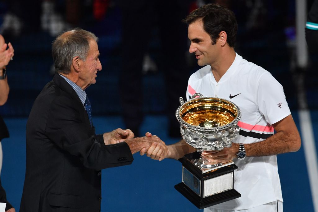 &nbsp;Roger Federer riceve il trofeo degli Australian Open dalle mani della leggenda del tennis Rod Laver