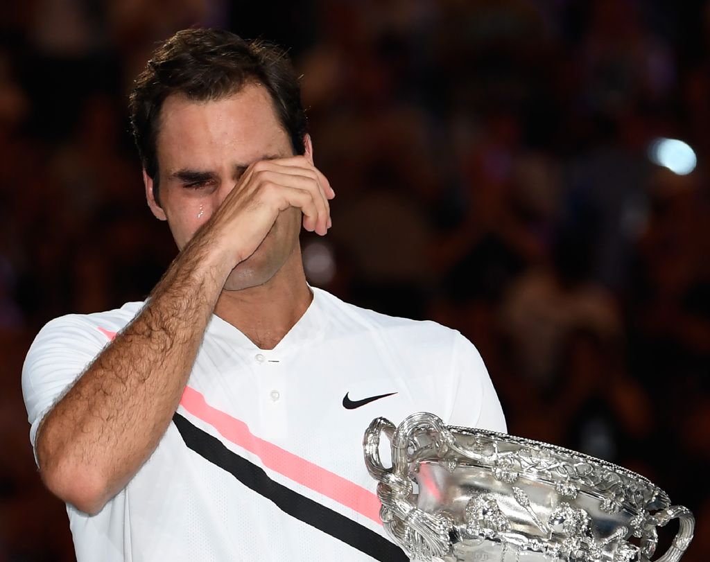 Roger Federer si commuove dopo aver vinto gli Australian Open 2018